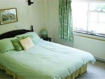 Mannings Heath Hotel Хоршъм Екстериор снимка